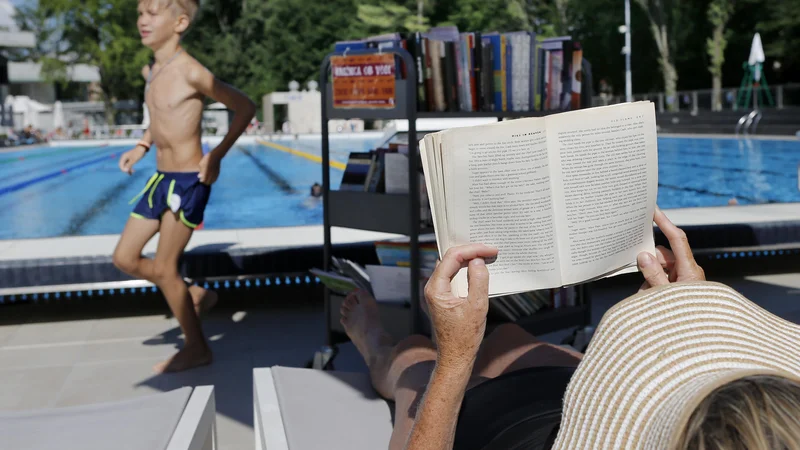 Fotografija: Poletno obarvan dan v domačem kraju ima tudi prednosti. FOTO: Samec Blaž