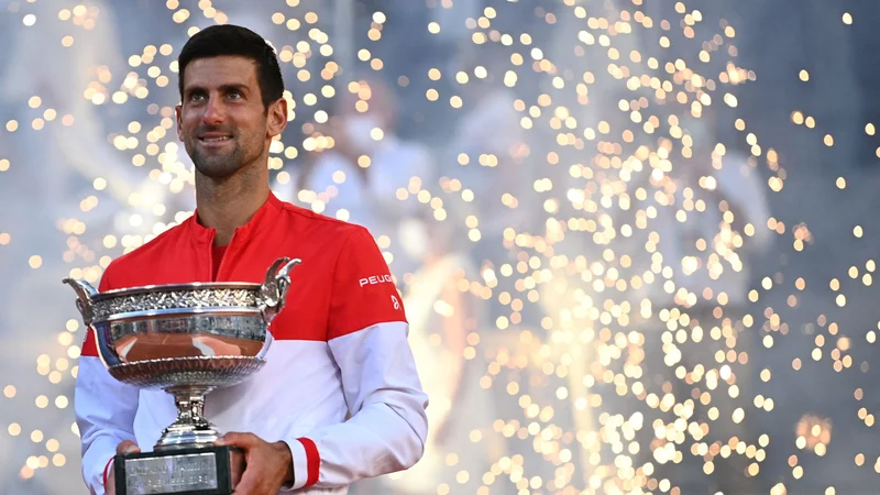 Fotografija: Novak Đoković je drugič osvojil pokal mušketirjev. FOTO: Anne-Christine Poujoulat/AFP