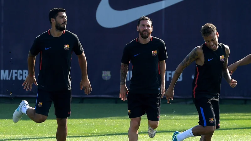 Fotografija: Nekoč soigralci pri Barceloni, na južnoameriškem prvenstvu tekmeci: Luis Suarez, Lionel Messi in Neymar (z leve). FOTO: Lluis Gene/AFP