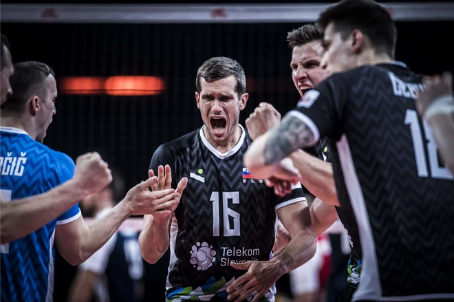 Gregor Ropret, v sredini, je po devetih odigranih kolih najboljši podajalec lige narodov. FOTO: FIVB