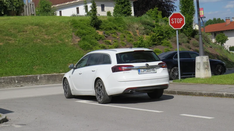 Fotografija: Županova vožnja z občinskim avtom v službo in domov nima ničesar skupnega z državno prometno strategijo trajnostne mobilnosti. FOTO: Bojan Rajšek/Delo