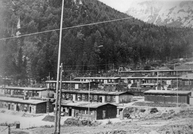Med letoma 1943 in 1945 je v tem taborišču v nemogočih razmerah delalo več kot tisoč jetnikov. FOTO: Arhiv Tržiškega muzeja