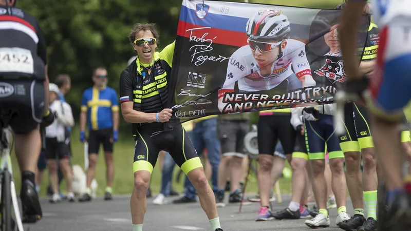 Fotografija: Navijači z zastavo Tadeja Pogačarja. Kolesarska Dirka po Sloveniji. Lučine, 13. junij 2021. FOTO: Jure Eržen/Delo