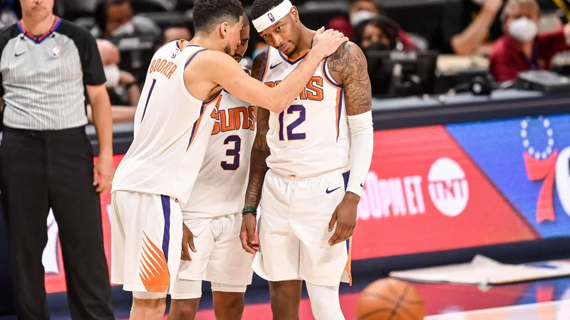 Fotografija: Devin Booker, Chris Paul (v sredini) in Torrey Craig proslavljajo v zaključku zadnje četrtine četrte tekme v Denverju. FOTO: Dustin Bradford/AFP
