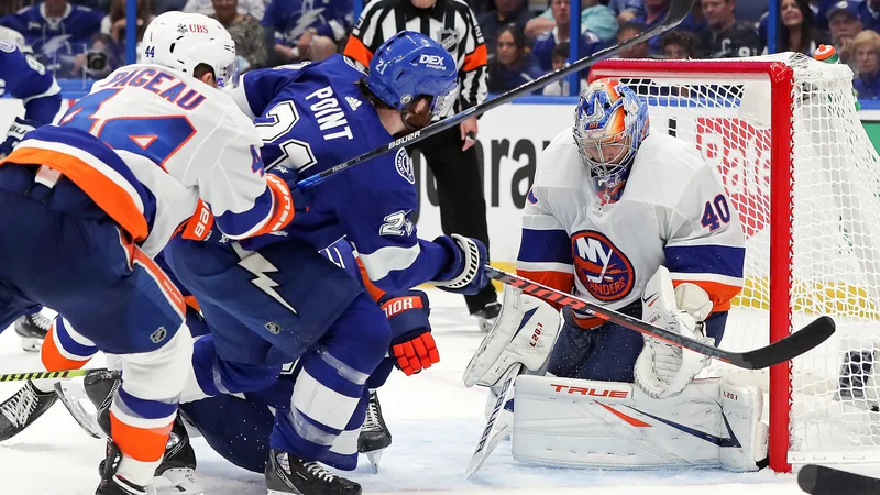 Fotografija: Brayden Point je sicer uspel premagati Semjona Varlamova v zadnji tretjini, a so Newyorčani nato zdržali vse nalete branilcev naslova. FOTO: Mike Carlson/AFP