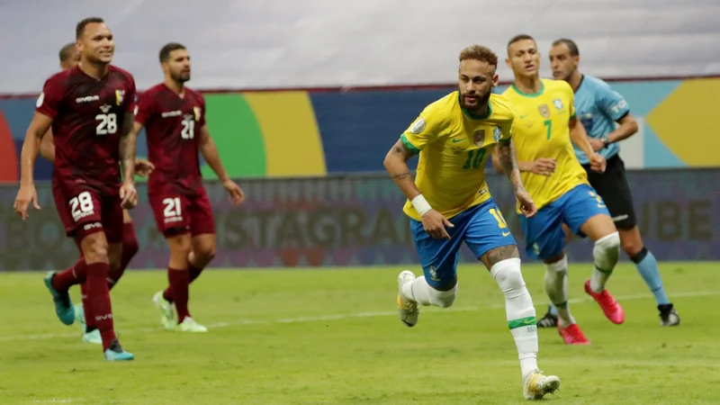 Fotografija: Neymar proslavlja po zadetku na stadionu Maneja Garrinche v prestolnici Brasiliji. FOTO: Henry Romero/Reuters