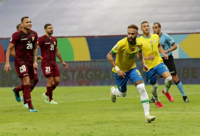 Neymar proslavlja po zadetku na stadionu Maneja Garrinche v prestolnici Brasiliji. FOTO: Henry Romero/Reuters