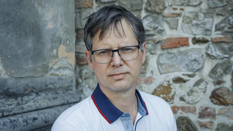 Fotografija: »Živalski lik se mi je zdel privlačen tudi zato, ker mi je dal možnost za novo poetiko in svež umetniški izraz,« je o liku Agni povedal Borut Kraševec. FOTO: Jože Suhadolnik/Delo
