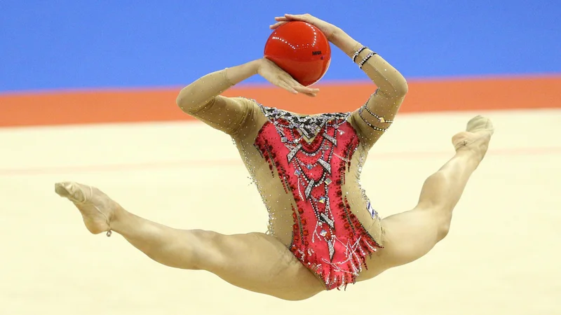 Fotografija: V bulgarski Varni poteka evropsko prvenstvo v ritmični gimnastiki. Na fotografiji je portret Izraelke Linoy Ashram med nasgtopom v finalu. FOTO: Spasiyana Sergieva/Reuters