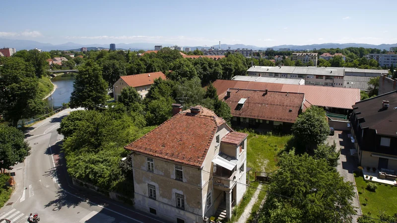 Fotografija: Novi stanovanjski kare bo zrasel na robu središča mesta v bližini Ljubljanice. FOTO: Matej Družnik/Delo