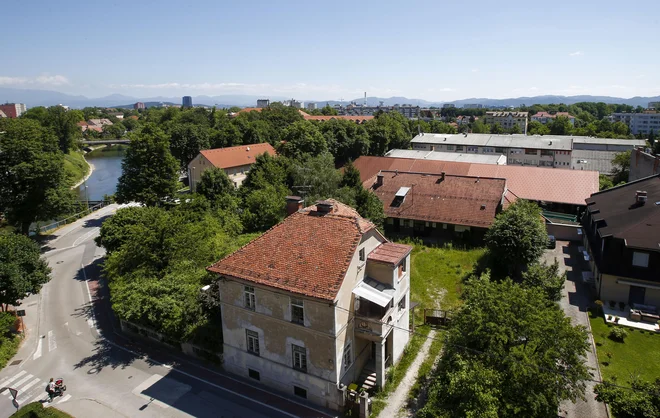 Novi stanovanjski kare bo zrasel na robu središča mesta v bližini Ljubljanice. FOTO: Matej Družnik/Delo