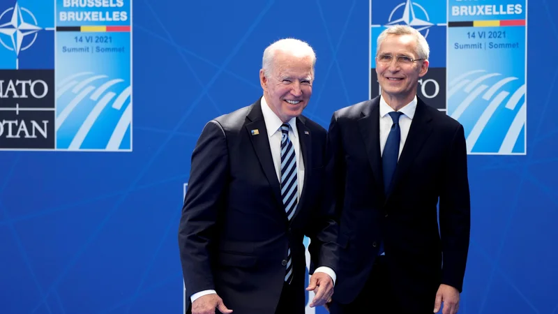 Fotografija: Ameriški predsednik Joe Biden vidi Natov 5. člen kot sveto obveznost. FOTO: Francois Mori/Reuters