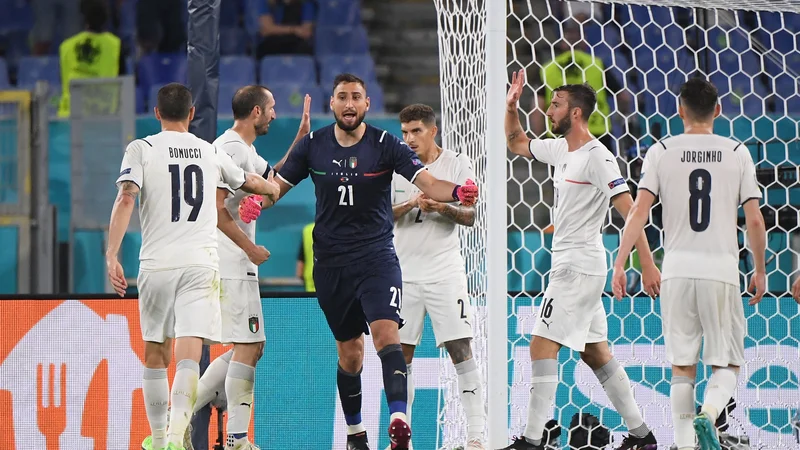 Fotografija: Gianluigi Donnarumma je v slogu slovitega soimenjaka Gianluigija Buffona v Rimu proslavljal z Giorgiem Chiellinijem. A ni šlo za gol proti Turčiji, temveč za uspešno posredovanje branilcev pred italijanskimi vrati. Italija je slavila s 3:0. FOTO: Alberto Lingria/Reuters