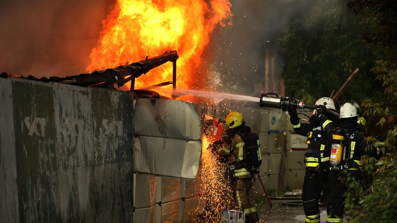 Fotografija: Slovenija še nima prenesenih vseh predpisov o obvladovanju nevarnosti večjih nesreč z nevarnimi snovmi. FOTO: Jure Eržen/Delo