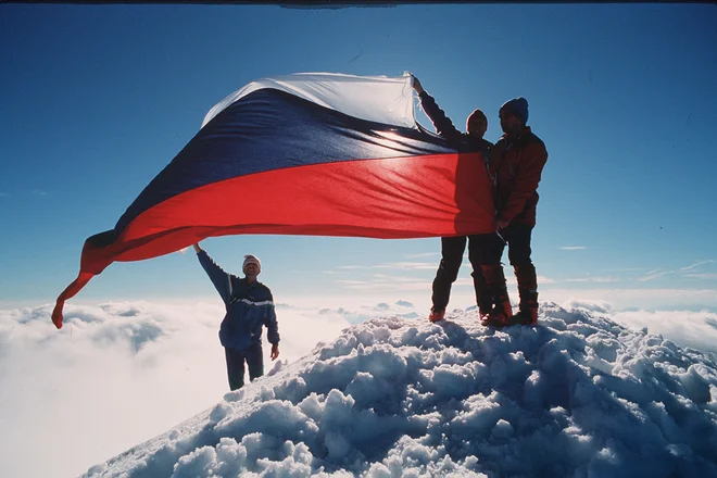 Ena najprepoznavnejših fotografij, povezanih z osamosvojitvijo: slovenska zastava na vrhu Triglava, ki je bila objavljena na naslovnici osamosvojitvene priloge časopisa <em>Delo</em>. Foto Joco Žnidaršič