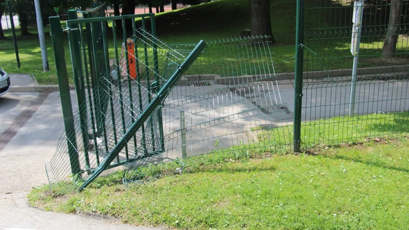 Fotografija: Mladeniča sta z avtobusom zapeljala tudi proti pešpoti v smeri igrišča Osnovne šole Radlje ob Dravi, kjer je avtobus pristal v kovinski ograji in jo poškodoval. FOTO: PU Celje