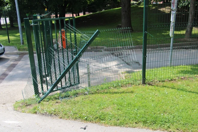 Mladeniča sta z avtobusom zapeljala tudi proti pešpoti v smeri igrišča Osnovne šole Radlje ob Dravi, kjer je avtobus pristal v kovinski ograji in jo poškodoval. FOTO: PU Celje