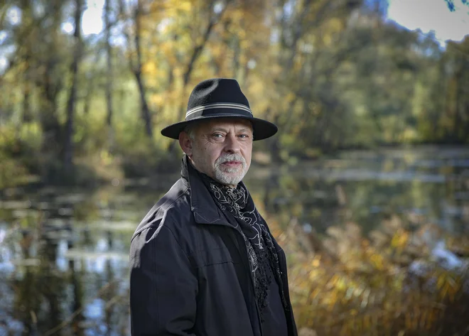 Feri Lainšček je v<em> </em><em>Kurjem pastirj</em><em>u</em> zabeležil literaturo lastnega spomina. FOTO: Jože Suhadolnik/Delo