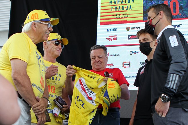 Zoran Jankovič je odločno pripomogel k mednarodni uveljavitvi maratona. Tadej Pogačar mu je v zahvalo izročil rumeno majico. FOTO: Prijavim.se