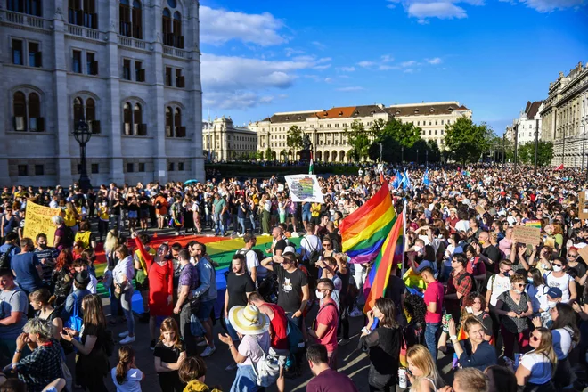 Parlament bo še danes glasoval o zakonu in ga po pričakovanjih tudi potrdil, čeprav večina opozicijskih strank napoveduje bojkot glasovanja. FOTO: Gergely Besenyei/AFP