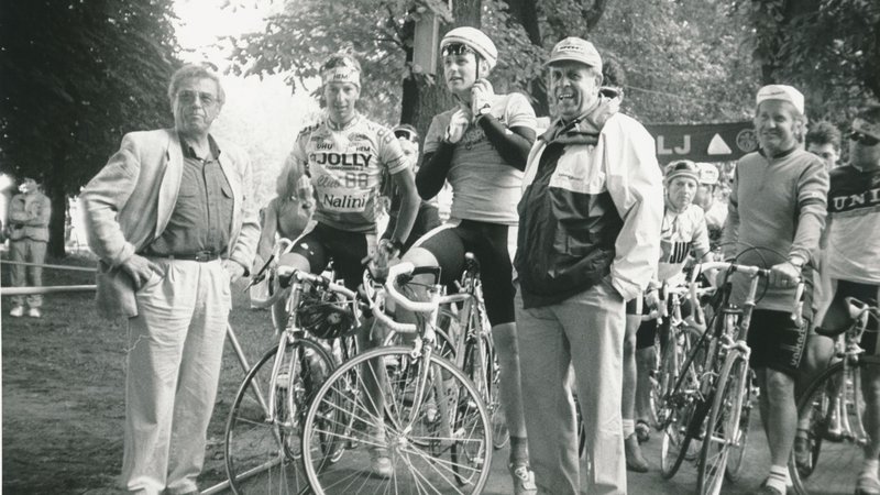 Fotografija: Maraton Franja, leta 1993. Bilo je še v Tacnu. Predsednik organizacijskega odbora Janez Winkler (levo) in tehnični vodja prireditve Zvone Zanoškar (desno, in jasno, s čepico), z nekdanjima poklicnima kolesarjema Valterjem Bončo in Primožem Čerinom (v sredini). FOTO:  Zoran Vogrinčič/Delo