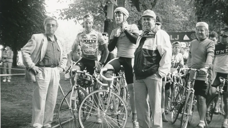 Fotografija: Maraton Franja, leta 1993. Bilo je še v Tacnu. Predsednik organizacijskega odbora Janez Winkler (levo) in tehnični vodja prireditve Zvone Zanoškar (desno, in jasno, s čepico), z nekdanjima poklicnima kolesarjema Valterjem Bončo in Primožem Čerinom (v sredini). FOTO: Zoran Vogrinčič/Delo