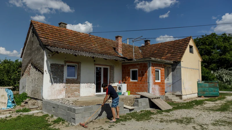 Fotografija: Danijel Harmnicar, eden od tistih, ki so že kupili hišo za eno hrvaško kuno. FOTO: Antonio Bronic/Reuters