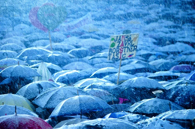 Zborovanje za spoštovanje človekovih pravic, suverenost SR Slovenije, referendum o ustavi in solidarnost z obsojeno četverico JBTZ. Ljubljana, Trg republike, 21. novembra 1988. FOTO: Joco Žnidaršič