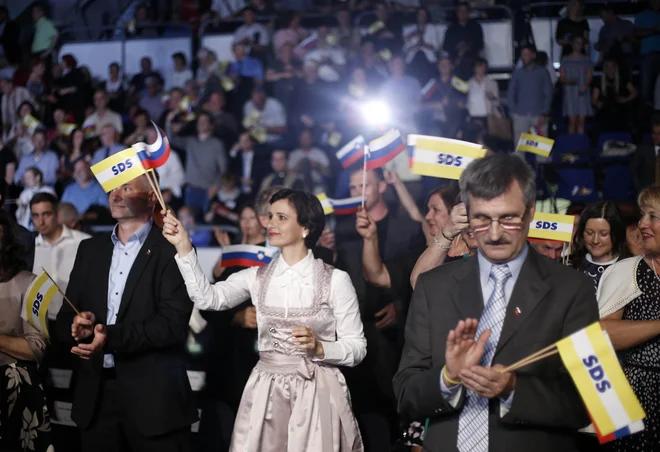 Stranka je urejena tako, da se častita lik in delo predsednika. Foto Blaž Samec
