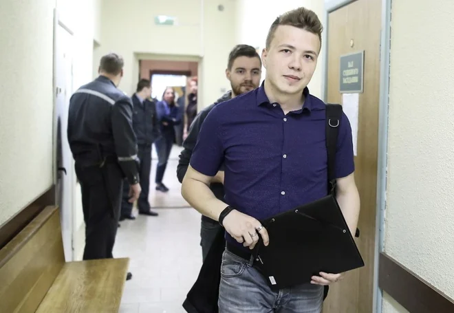 Komaj 26-letni beloruski opozicijski politični aktivist in novinar Roman Protasevič je v središču svetovne pozornosti. FOTO: Reuters