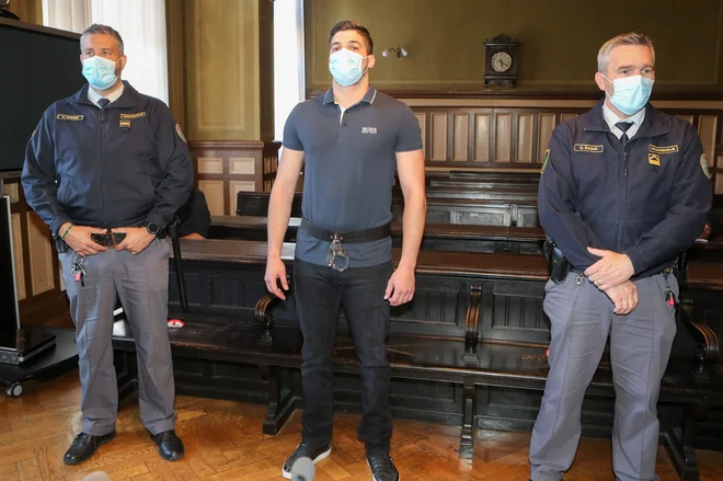 Nasilnež Gregor Mitev se je s fizičnimi napadi na policiste in snemalce hotel uveljaviti v navijaški skupini Viole. FOTO: Marko Feist/Slovenske novice