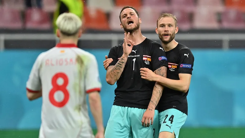 Fotografija: Marko Arnautović jezno gestikulira reprezentantu Severne Makedonije Ezgjanu Alioskemu. FOTO: Daniel Mihailescu/AFP