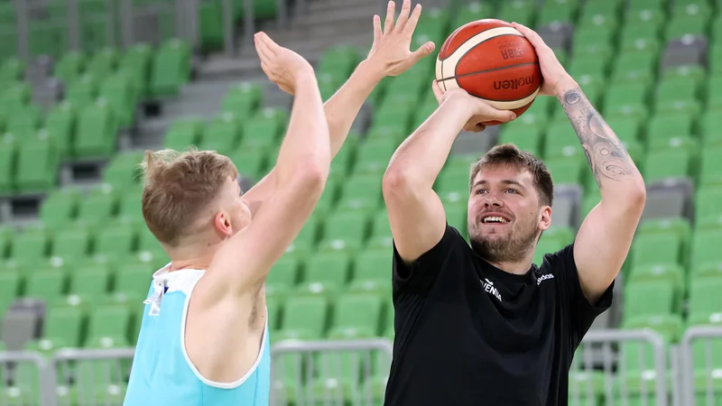 Fotografija: Luka Dončić je s prihodom na trening v Stožicah razveselil soigralce (levo Luka Rupnik), trenerje in navijače slovenske reprezentance. FOTO: KZS/alesfevzer.com