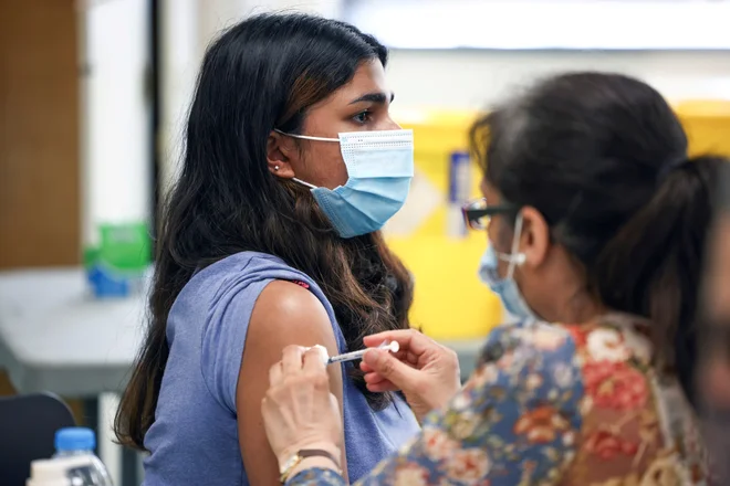 Osebe, ki so prejele po dva odmerka Pfizerjevega in AstraZenecinega cepiva, 96- oziroma 92-odstotno zaščitene proti temu, da resno zbolijo zaradi okužbe z delta različico virusa. Foto: Henry Nicholls Reuters
