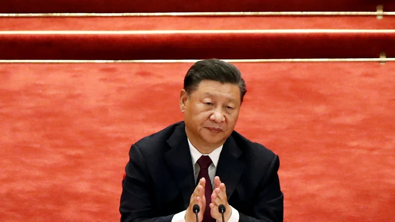 Fotografija: FILE PHOTO: Chinese President Xi Jinping applauds during a meeting to commend role models in China's fight against the coronavirus disease (COVID-19) outbreak, at the Great Hall of the People in Beijing, China September 8, 2020. REUTERS/Carlos Garcia Rawlins/File Photo To match Special Report HONGKONG-TAIWAN/MILITARY