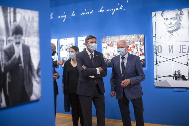 Predsednik države Borut Pahor, ki je tudi častni pokrovitelj razstave, je v nagovoru Joca Žnidaršiča opisal kot izjemnega umetnika in srčnega človeka. FOTO: Jure Eržen/Delo