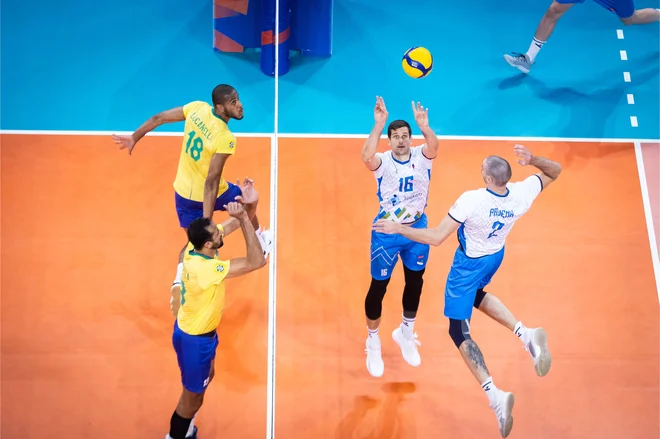 Alen Pajenk je v tretjem nizu dosegal točke iz prvega tempa po podajah Gregorja Ropreta. FOTO: FIVB