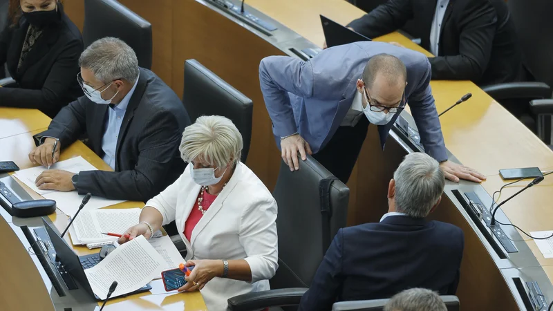 Fotografija: »V tem trenutku glasov za akcijo, ki bi pripeljala do zamenjave koalicije ni,« priznava tudi vodja poslancev Levice Matej T. Vatovec, ki si tako kot tudi preostali sogovorniki tako v koaliciji kot opoziciji ne obeta sprememb niti po sobotnem kongresu Desusa, ki bo prinesel spremembo vodtstva. Ključni igralec je namreč poslanska skupina Desusa in ne sama stranka. FOTO: Jože Suhadolnik/Delo