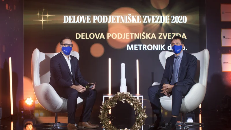 Fotografija: Cilj avtomatizacije in digitalizacije ni manj zaposlenih, ampak to, da so zaposleni bolj pametno vključeni v proizvodni proces, je med drugim dejal Aleksander Temeljotov (na fotografiji desno), direktor Metronika in Delova podjetniška zvezda 2020, v pogovoru z Nejcem Goletom, namestnikom urednika gospodarskega uredništva Dela. FOTO: Jure Eržen/Delo