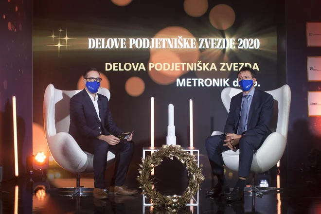 Cilj avtomatizacije in digitalizacije ni manj zaposlenih, ampak to, da so zaposleni bolj pametno vključeni v proizvodni proces, je med drugim dejal Aleksander Temeljotov (na fotografiji desno), direktor Metronika in Delova podjetniška zvezda 2020, v pogovoru z Nejcem Goletom, namestnikom urednika gospodarskega uredništva Dela. FOTO: Jure Eržen/Delo