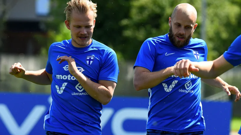 Fotografija: Joel Pohjanpalo (levo) in Teemu Pukki sta udarna aduta finskega napada. FOTO: Olga Maltseva/AFP