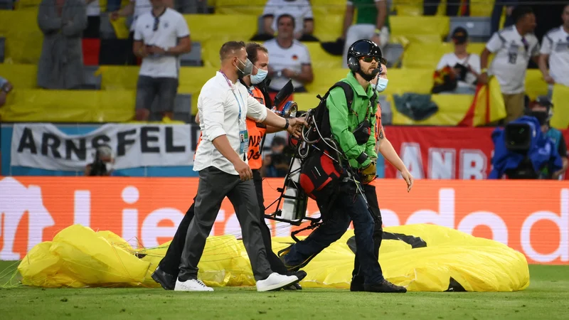 Fotografija: Padalcu so v Münchnu nudili zdravniško pomoč. FOTO: Franck Fife/AFP