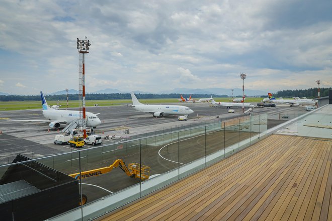 Pogled s terase poslovnega kluba na terminalu. FOTO: Jože Suhadolnik/Delo