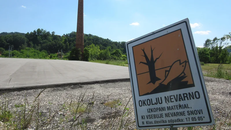 Fotografija: Območje stare cinkarne je eno od najbolj onesnaženih v državi. Saniran je bil manjši del, kjer je zdaj asfalt. FOTO: Špela Kuralt/Delo