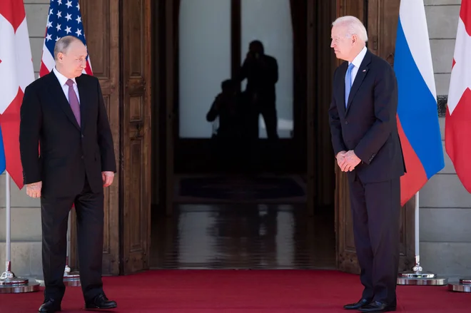Dva predsednika v Ženevi: ruski predsednik Putin (levo) in ameriški predsednik Biden. FOTO: Brendan Smialowski/Afp