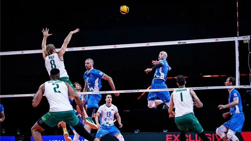 Fotografija: Žiga Štern, na fotografiji v napadu, je proti Avstralcem zbral pet točk. FOTO: FIVB