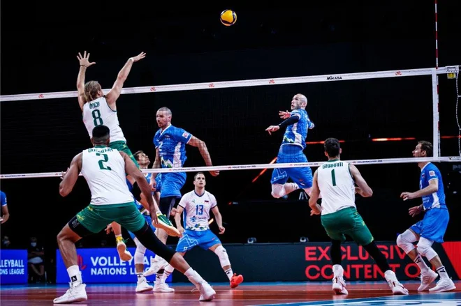 Žiga Štern, na fotografiji v napadu, je proti Avstralcem zbral pet točk. FOTO: FIVB