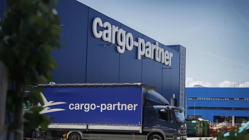 Fotografija: V Cargo-partner so že zapolnili zmogljivosti na Brniku, zato bodo prihodnje leto predčasno zgradili dodatna skladišča. FOTO: Leon Vidic/Delo