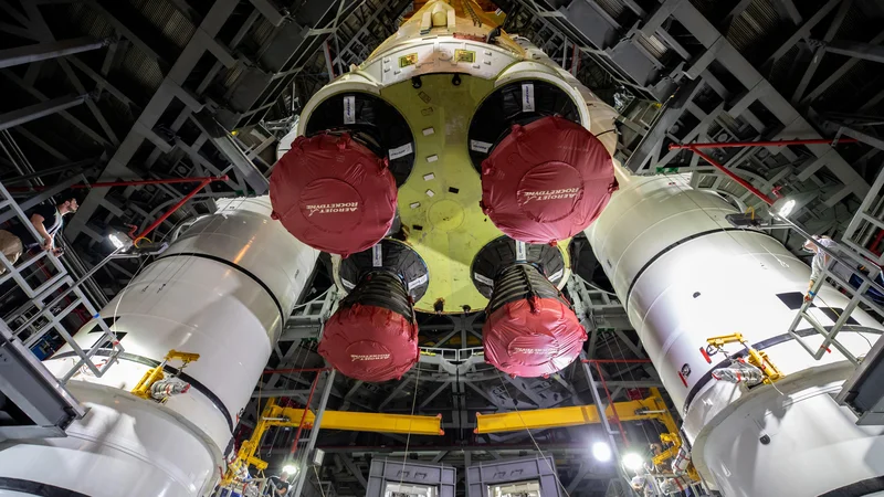 Fotografija: Inženirji nadzirajo spuščanje največjega posameznega dela sistema SLS, osrednje stopnje, na premično ploščad med potisnika. Foto Nasa