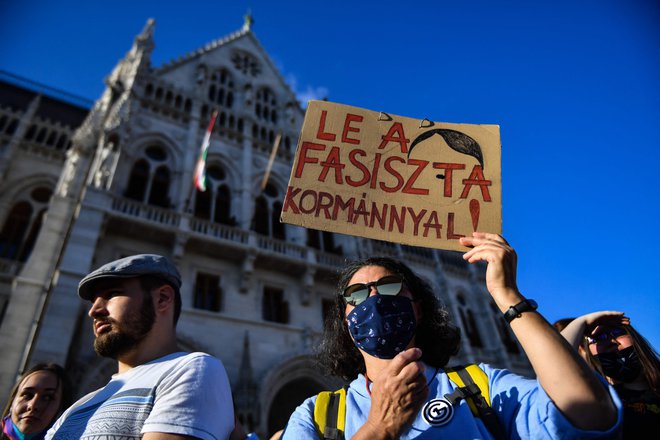 Zaradi zakona so protestniki Orbanovo vlado označili za fašistično. FOTO: Gergely Besenyei/AFP